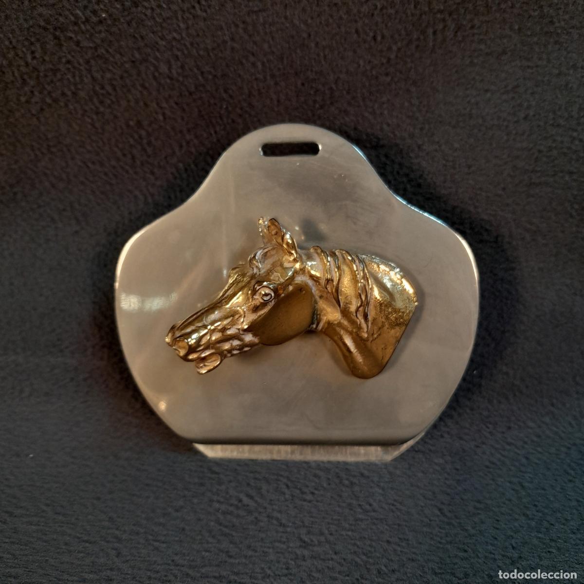 Antiguidades: SUJETAPAPELES CON CABEZA DE CABALLO EN METAL. HERM&Egrave;S PARIS. S. XX