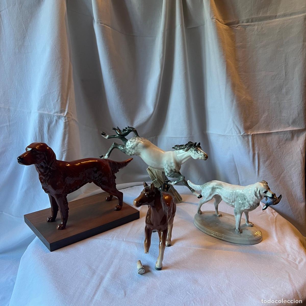 Antiguidades: Lote de 4 figuras animalistas de porcelana. Setter Goebel CH 622, caballos y perro de caza.
