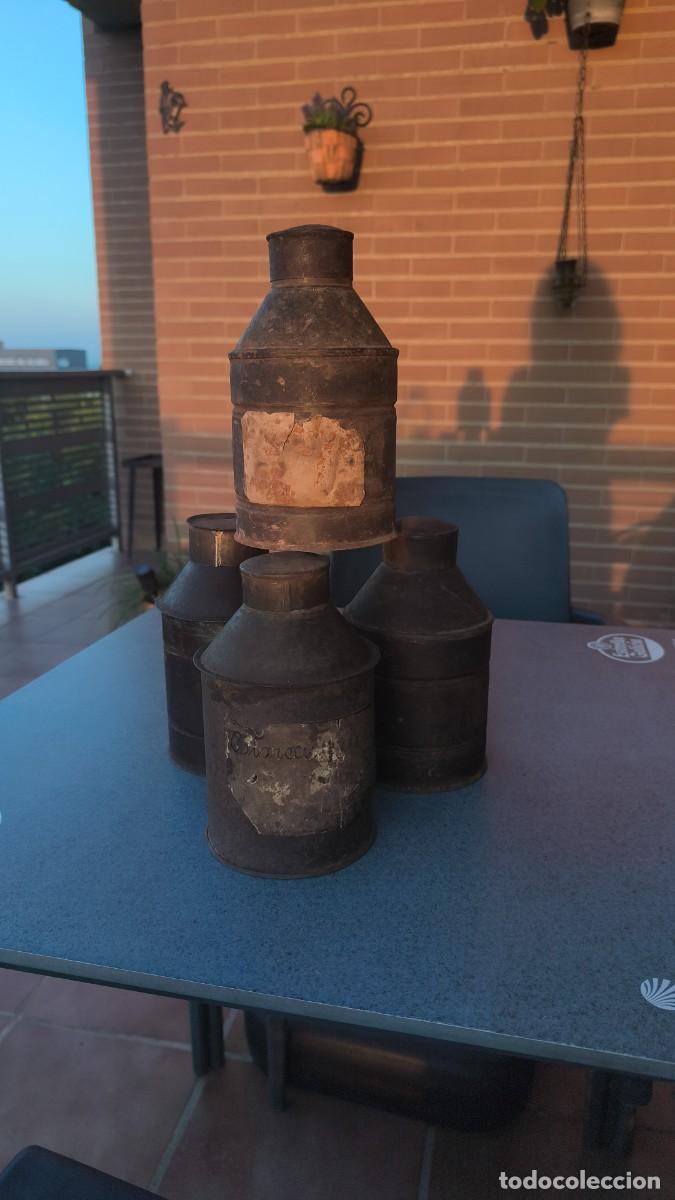 Antig&uuml;edades: Cuatro preciosas &rdquo;CANTARITAS&rdquo; antiguas de hojalata, distintas.