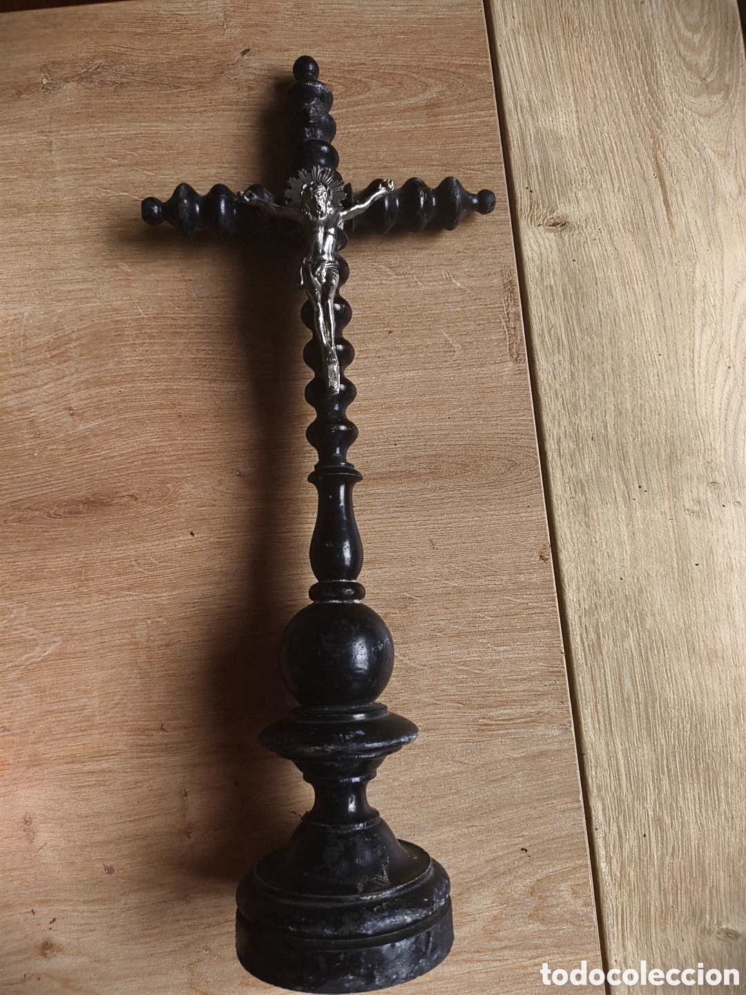 Antig&uuml;edades: Crucifijo antiguo de sobremesa de madera ebonizada y Cristo plateado