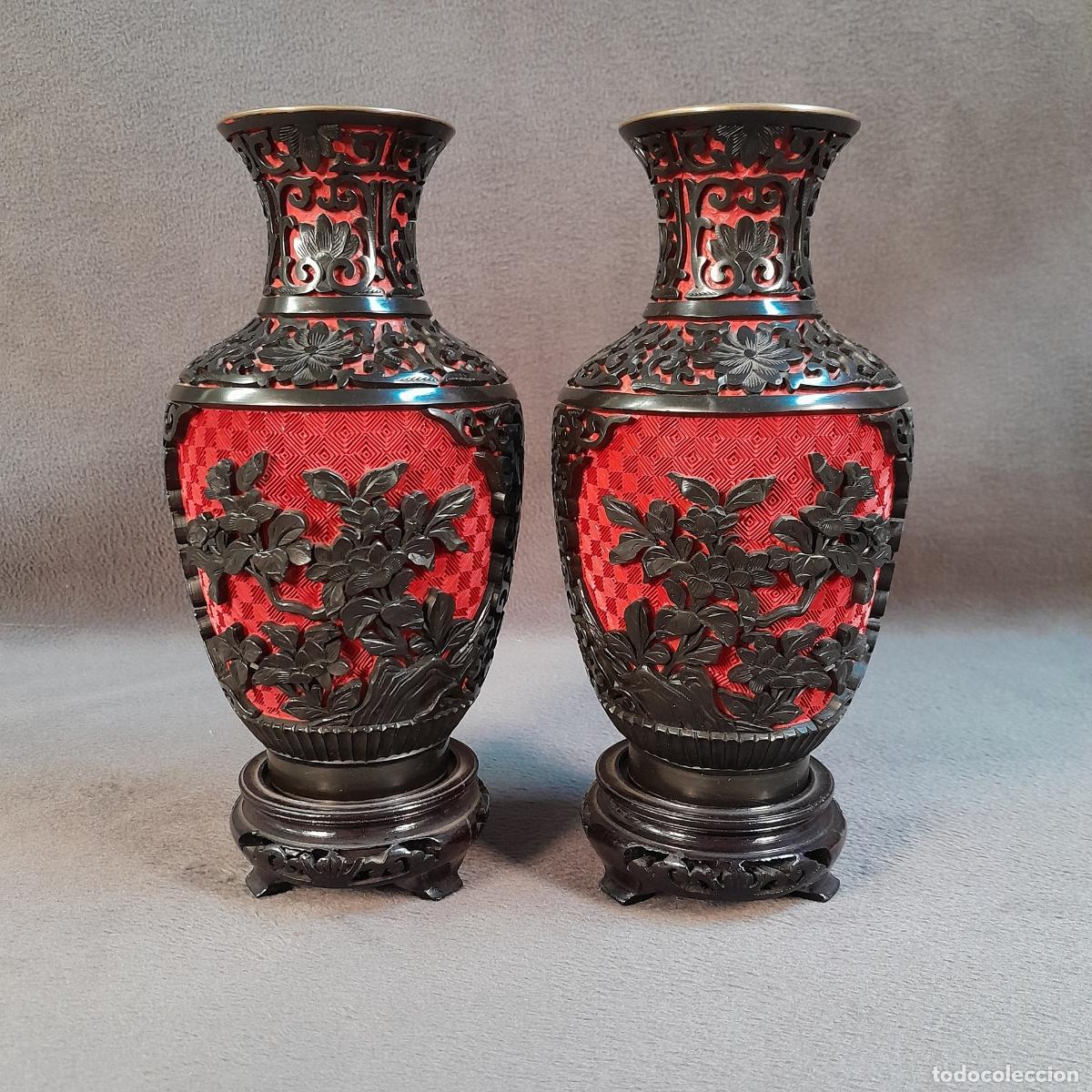 Antiques: PAREJA DE JARRONES EN LACA TALLADA Y ESMALTE CLOISONN&Eacute;. ARTE CHINO. SIGLO XX