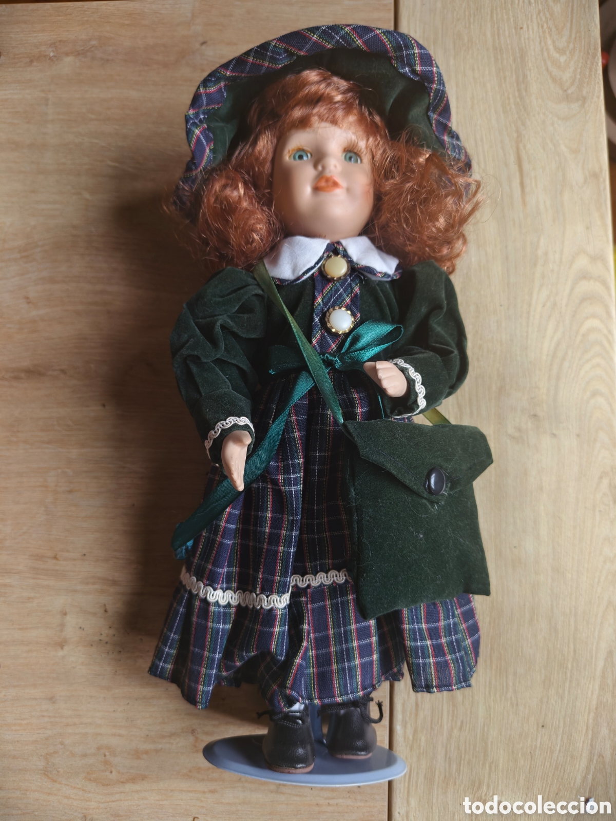 Antig&uuml;edades: Mu&ntilde;eca de porcelana vintage estilo De Marco con cabello rojizo y soporte integrado.