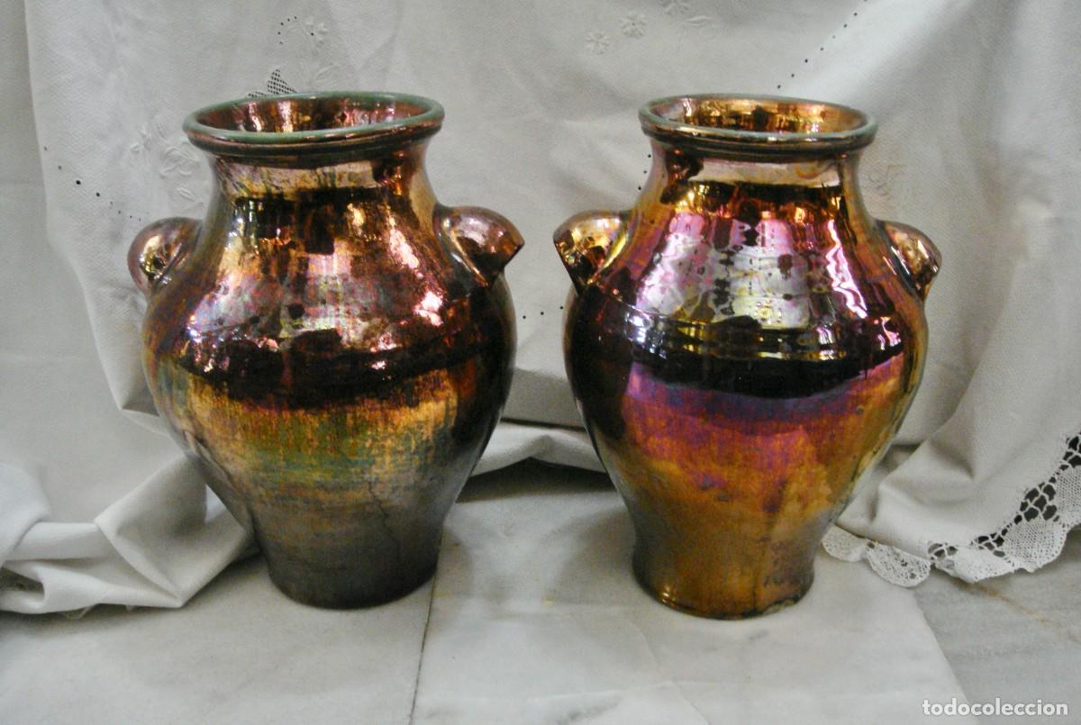 Antig&uuml;edades: Pareja de jarrones de cer&aacute;mica de reflejo met&aacute;lico &middot; Lustre irisado &middot; ca. 1920&ndash;1950