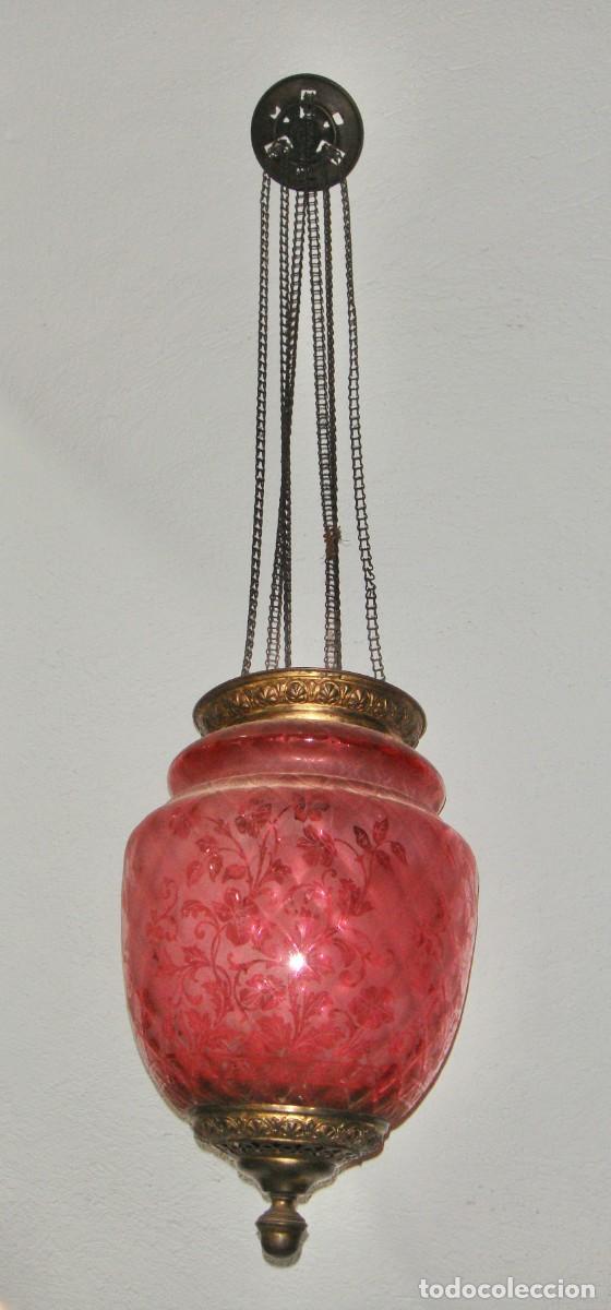 Antig&uuml;edades: L&aacute;mpara antigua de vela con poleas &middot; Cristal rojo tallado y lat&oacute;n &middot; ca. 1900&ndash;1930