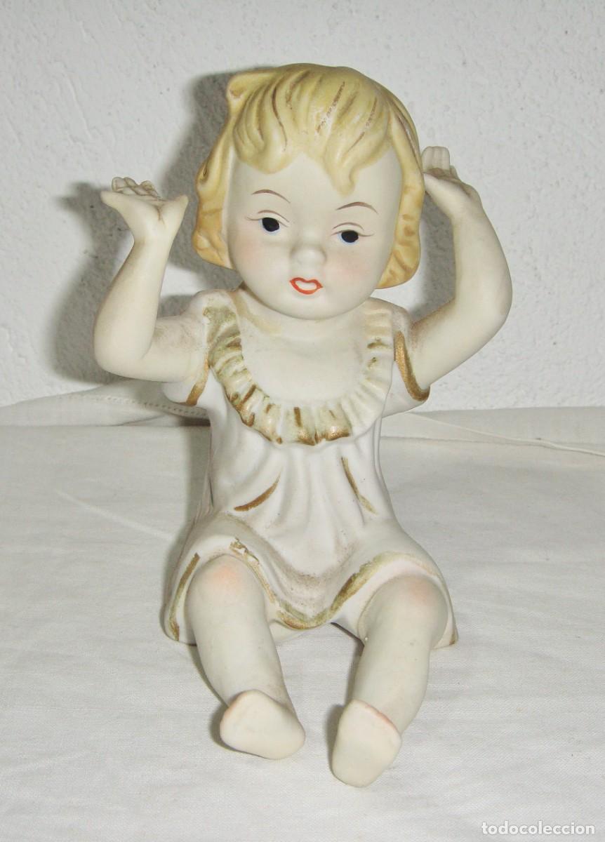 Antiguidades: Figura de ni&ntilde;a sentada &middot; Porcelana biscuit policromada &middot; ca. 1950&ndash;1970
