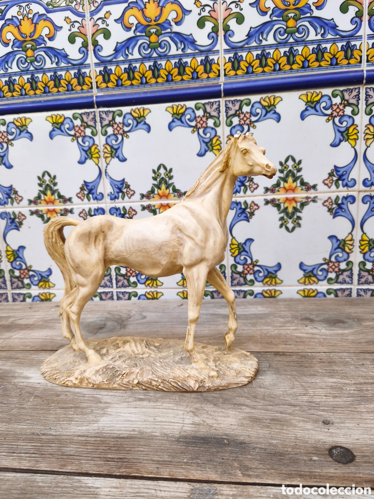 Oggetti Antichi: Caballo de porcelana con inscripci&oacute;n en la base para restaurar