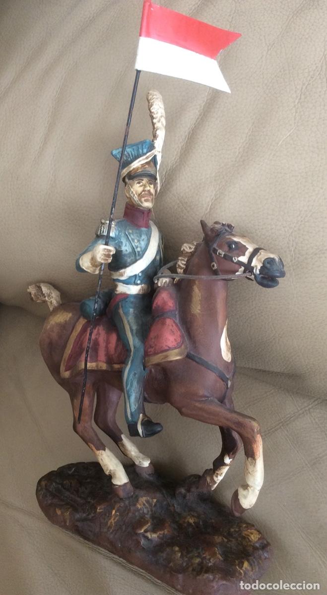 Antiques: H&uacute;sar abanderado a caballo. Cer&aacute;mica.