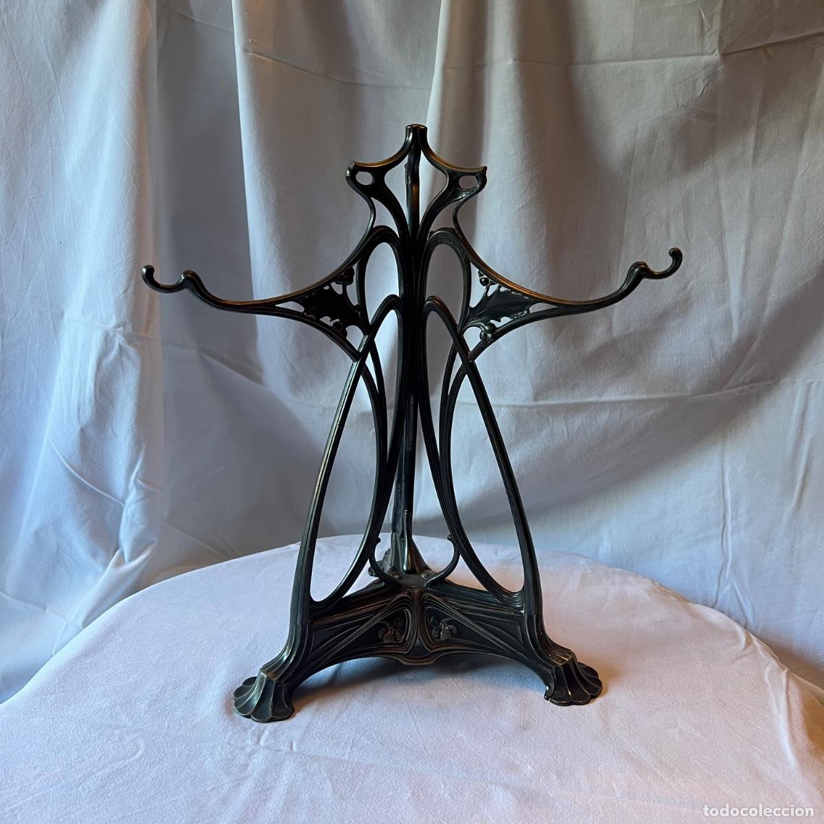 Antig&uuml;edades: Soporte / perchero de sobremesa modernista Art Nouveau. Metal/peltre. Modelo 259. C. 1900.