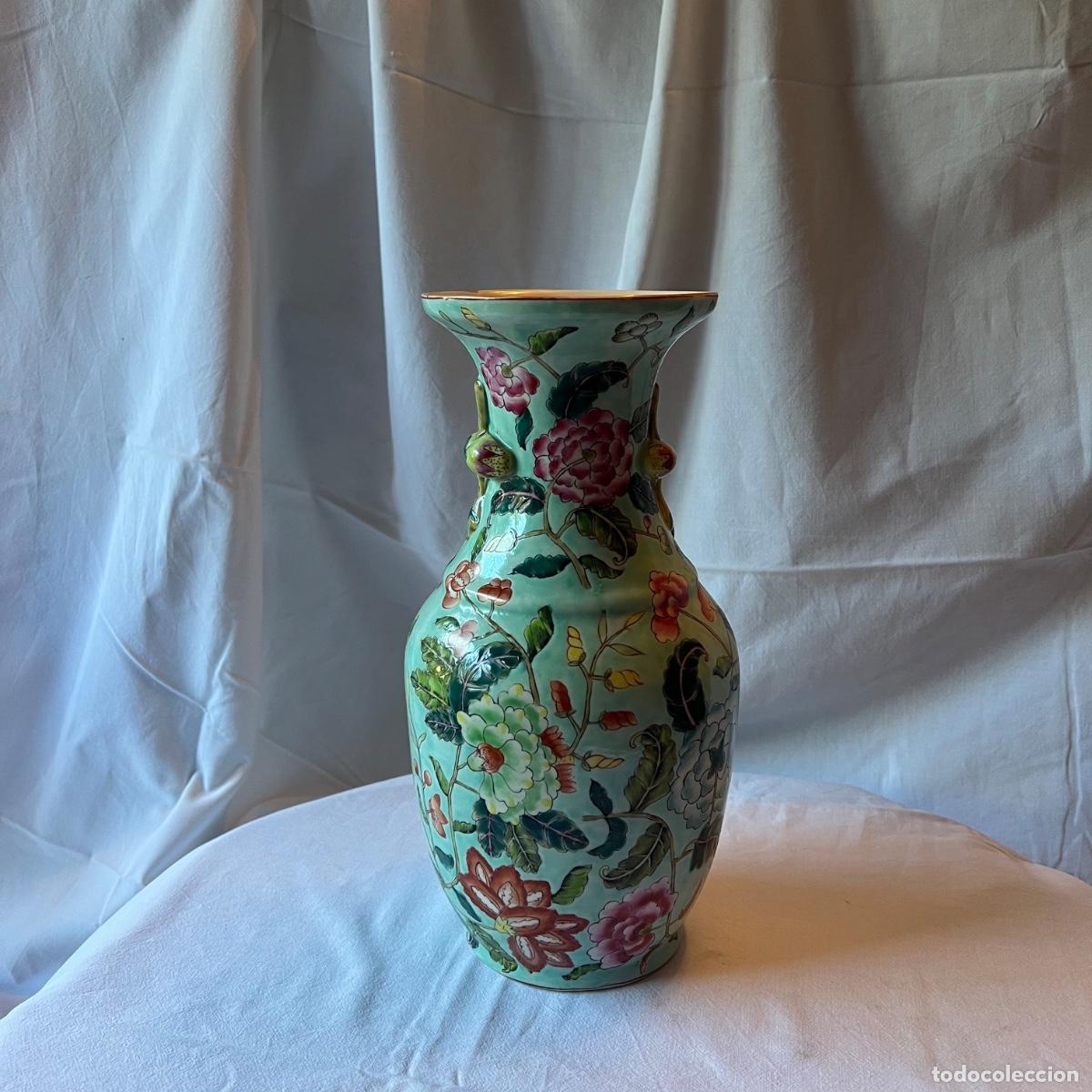 Antig&uuml;edades: Jarr&oacute;n de porcelana china Familia Verde. Esmaltes florales y asas Chil&oacute;n en relieve. S. XX.