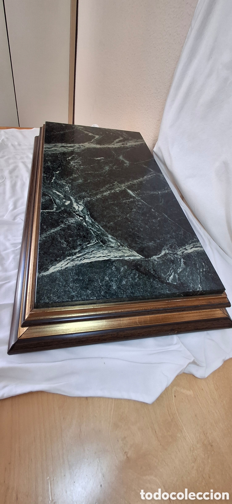 Antiques: Peana grande expositora de m&aacute;rmol verde y madera.