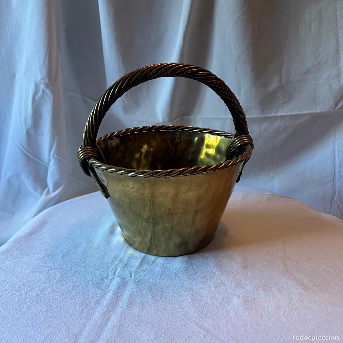 Antiques: Cubo / cesta le&ntilde;era vintage en lat&oacute;n martilleado. Borde y asa trenzados. Segunda mitad S. XX.