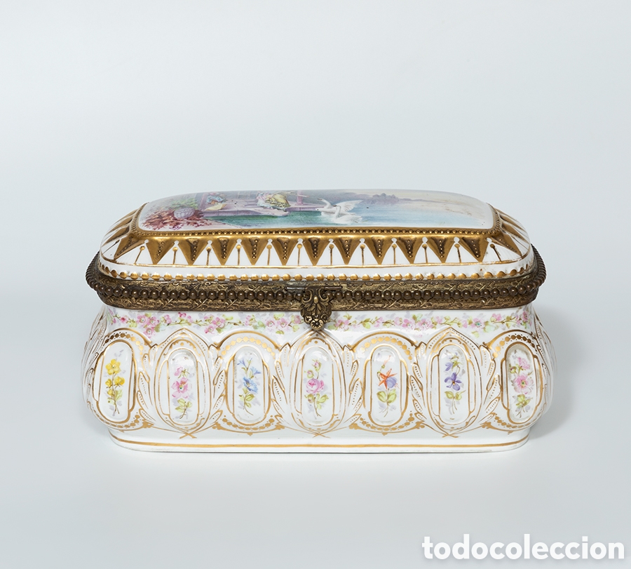 Oggetti Antichi: Cofre; Alemania, c. 1900. Porcelana esmaltada y dorada con monturas de bronces.