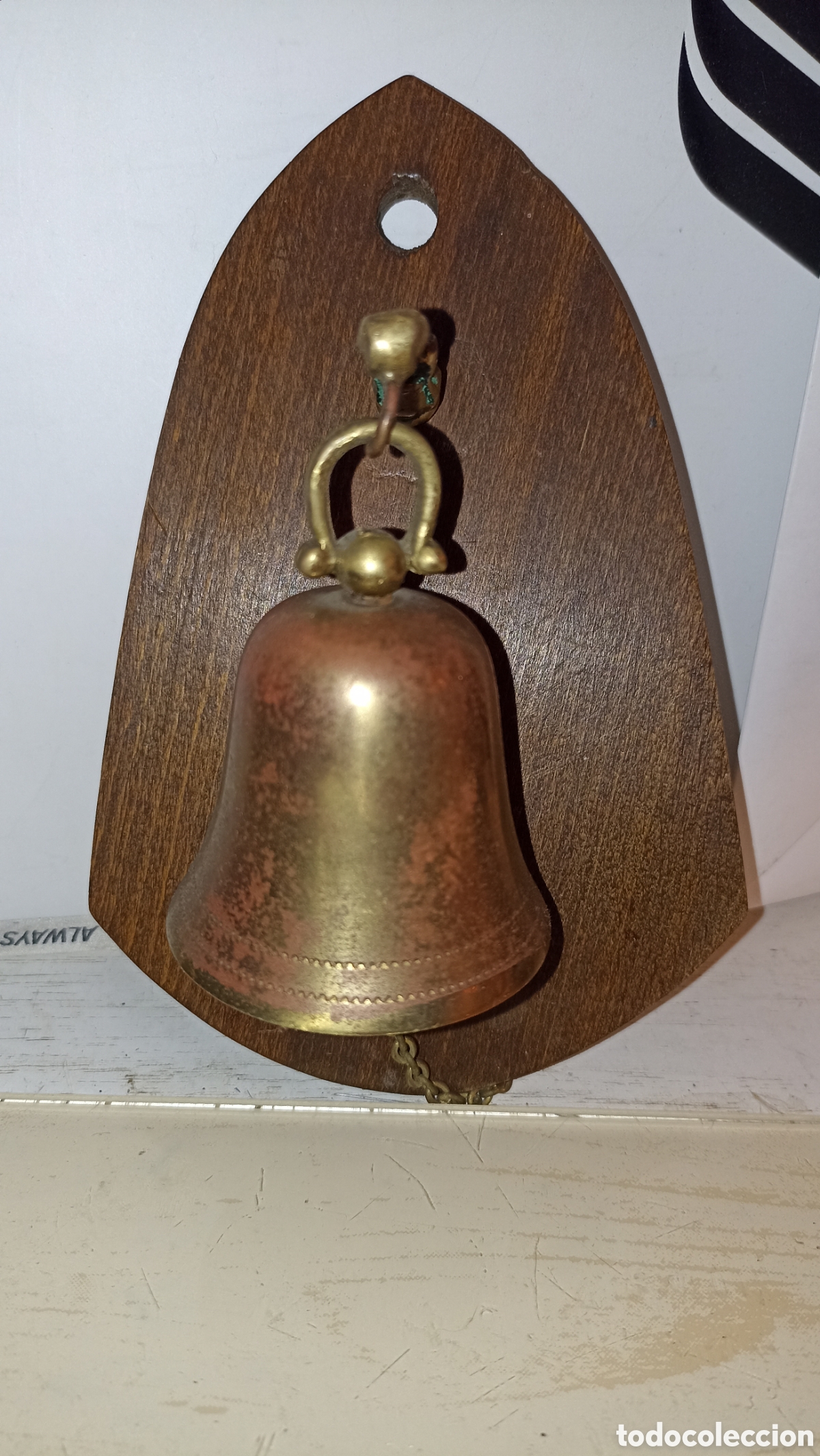 Antig&uuml;edades: Campana de pared vintage en bronce/lat&oacute;n con soporte de madera