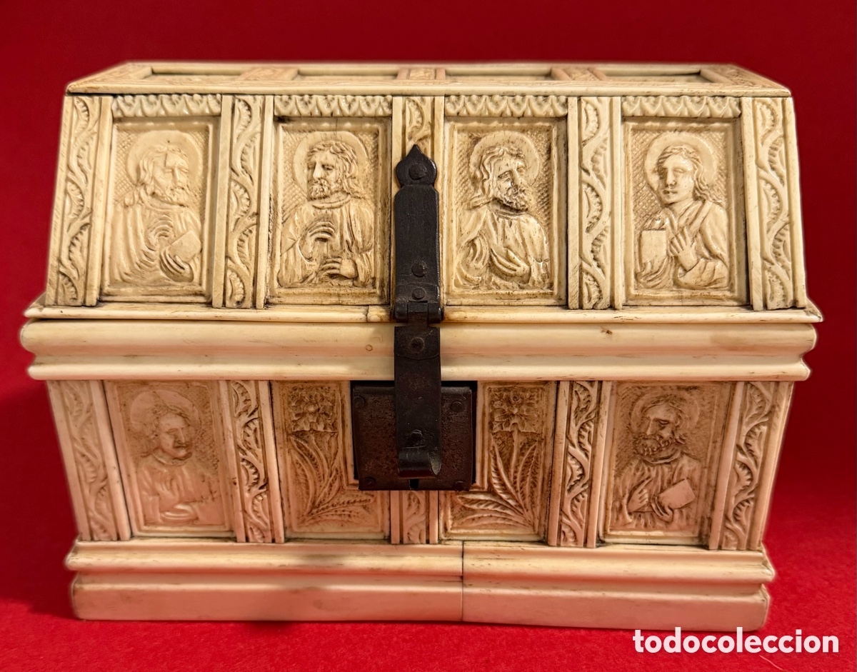 Oggetti Antichi: Extraordinaria caja.-arqueta, de estilo g&oacute;tico, en talla de hueso