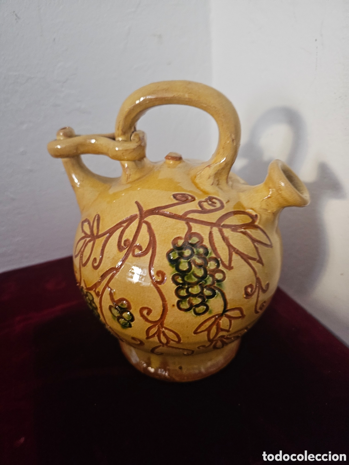 Oggetti Antichi: ​Botijo de cer&aacute;mica artesanal esmaltada con grabado de uvas y firma (A. ALMAR / ALCORA)