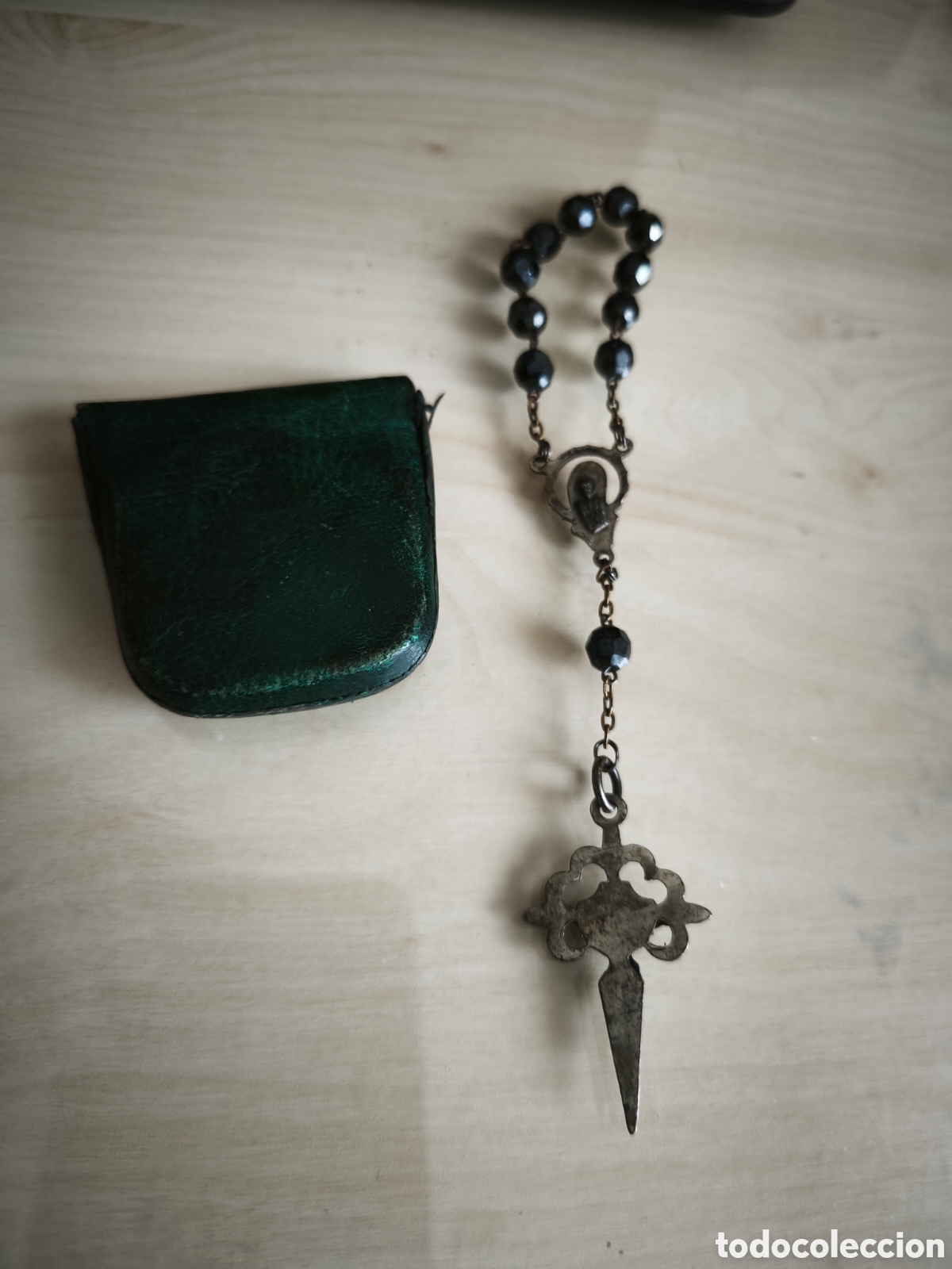 Antig&uuml;edades: Decenario o peque&ntilde;o rosario de 10 cuentas con medalla de la virgen y sagrado coraz&oacute;n. Con funda.