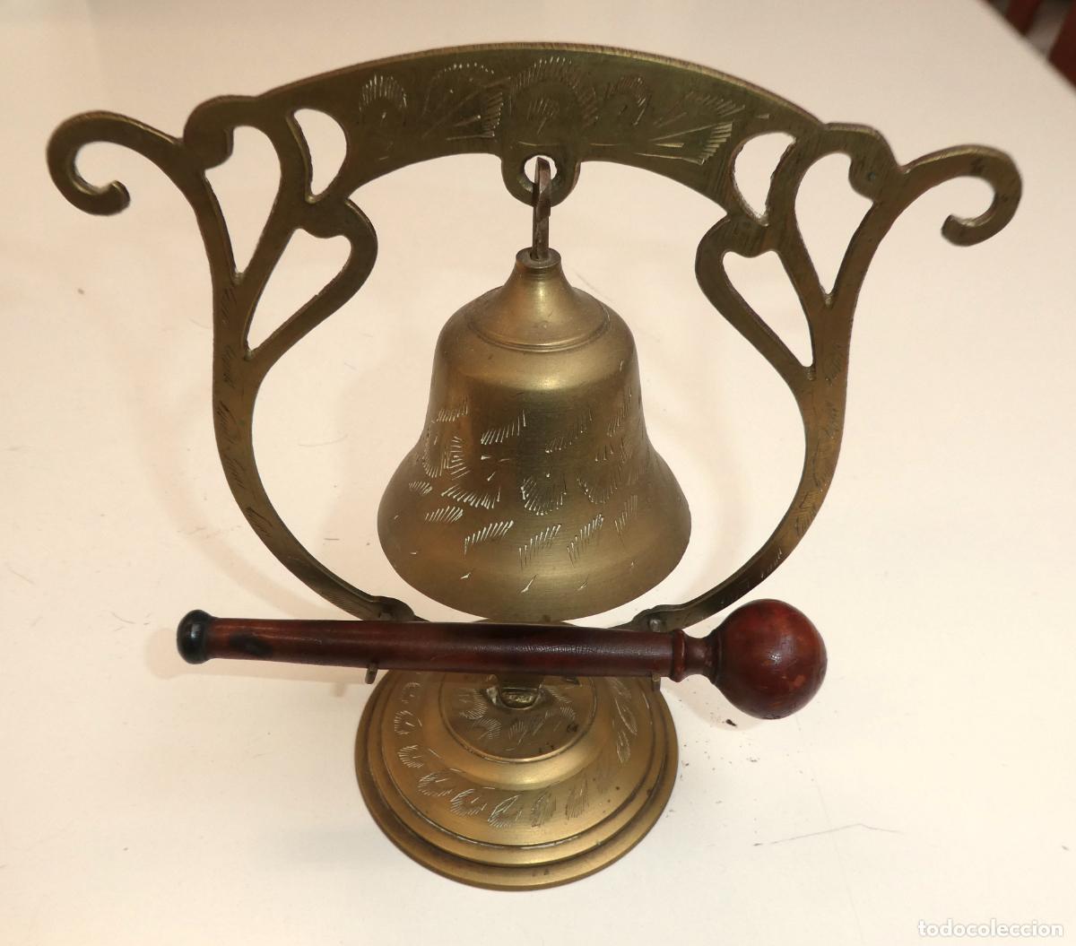 Antig&uuml;edades: Campana de mesa de lat&oacute;n Feng Shui vintage con dise&ntilde;o de gong, 20,5 cm de alto, mazo de madera.
