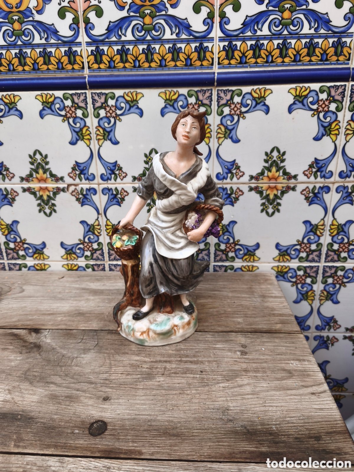 Antiquit&eacute;s: Figura de mujer en porcelana con firma
