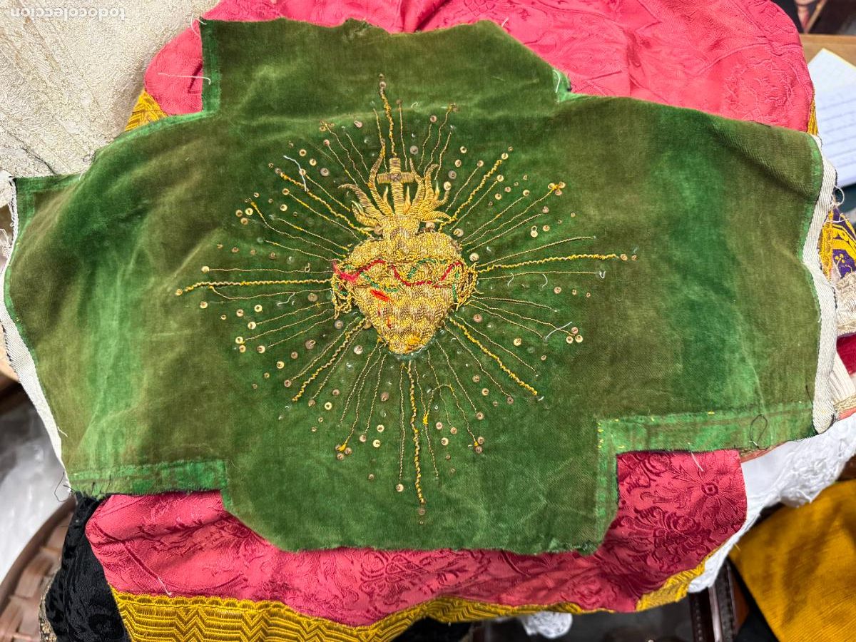 Antig&uuml;edades: ANTIGUO CORAZON BORDADO EN ORO - MEDIDA SOLO CORAZON 10X7 CM - RELIGIOSO