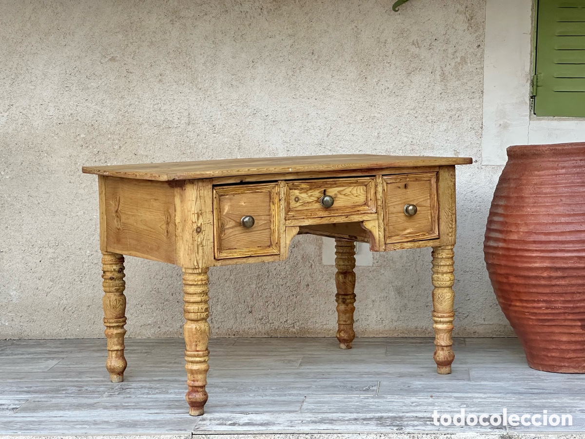 Antiguidades: Antigua mesa de farmacia, s.XIX. Tres cajones, madera de pino, pata torneada. Botica mostrador.