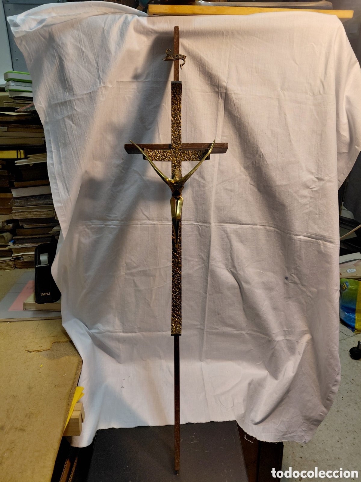 Antiquit&auml;ten: CRUCIFIJO DE BRONCE SOBRE CRUZ DE MADERA
