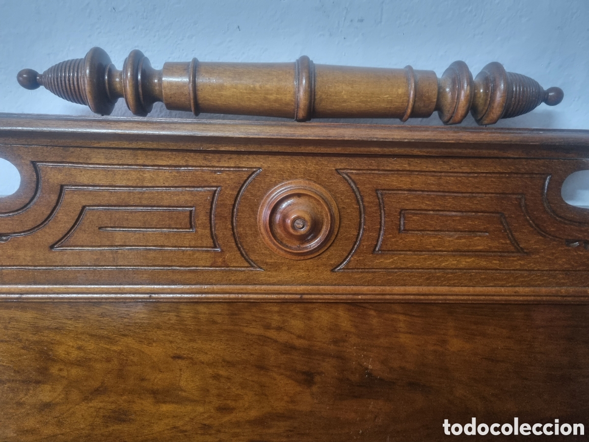 Antig&uuml;edades: Cama de madera tallada a mano. Estilo cl&aacute;sico