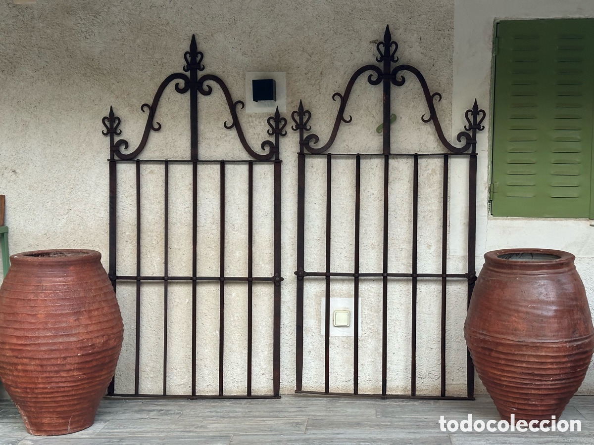 Antiquit&auml;ten: Pareja de rejas antiguas de hierro. 180 x 87 cm. Ventana cancela herrajes puerta flor de Lis.