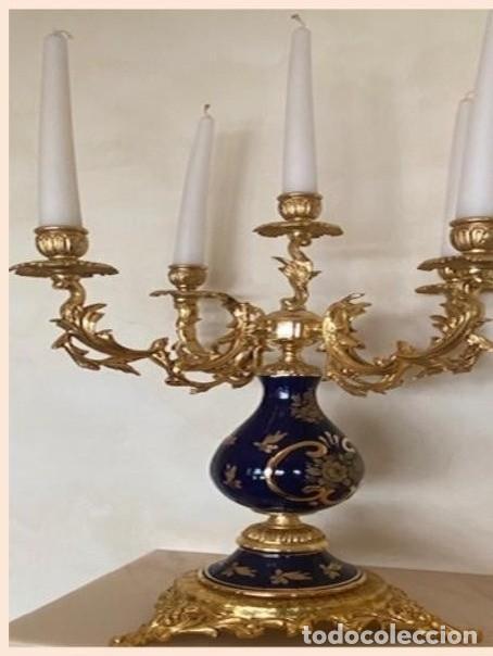 Antig&uuml;edades: Pareja candelabros porcelana cobalto y bronce