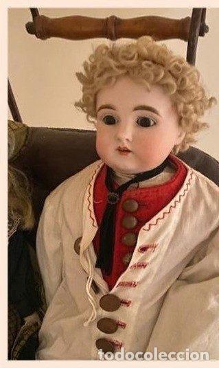 Antig&uuml;edades: Lote de tres mu&ntilde;ecos de porcelana tradicionales