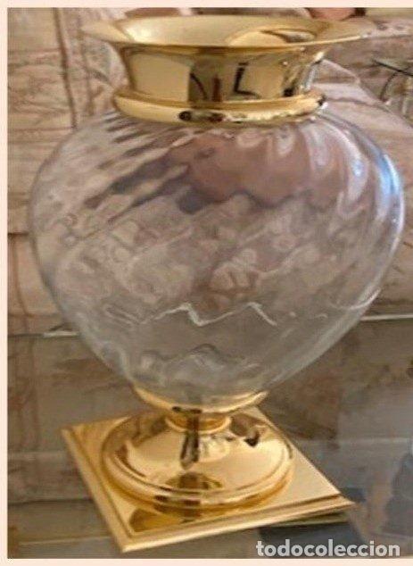 Antig&uuml;edades: Pareja jarrones de cristal rayado y metal dorado