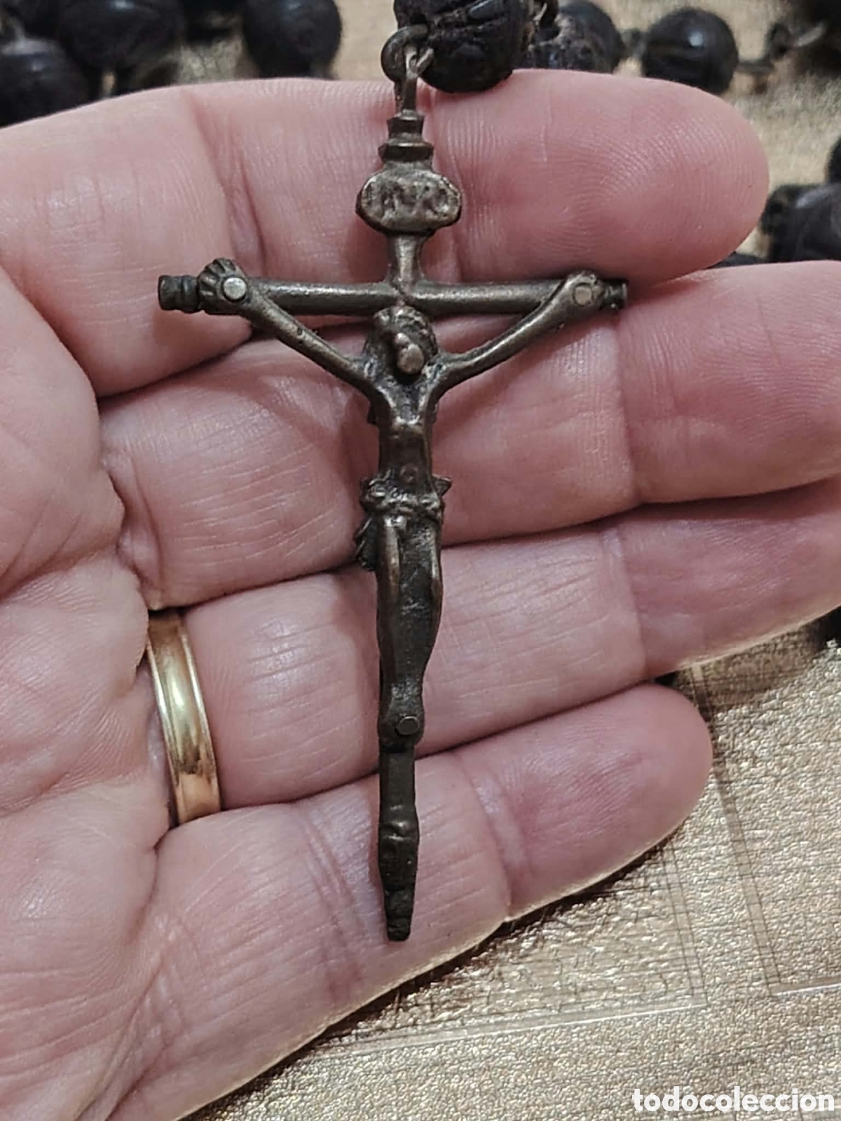 Oggetti Antichi: Antiguo rosario cuentas madera tallada y crucifijo en bronce , medalla de luis Gonzaga , siglo XVIII