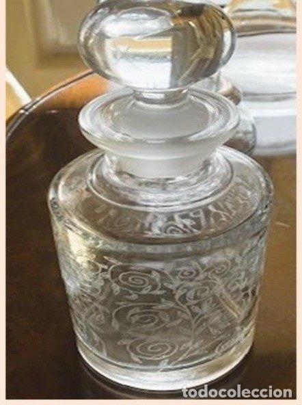 Antig&uuml;edades: Botella licorera de cristal tallado floral