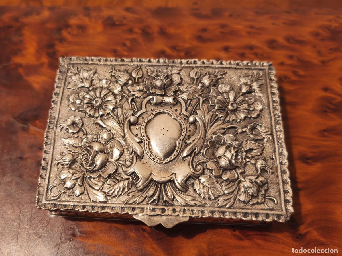 Antig&uuml;edades: Caja de plata de ley labrada con motivos florales, fabricada a mano.