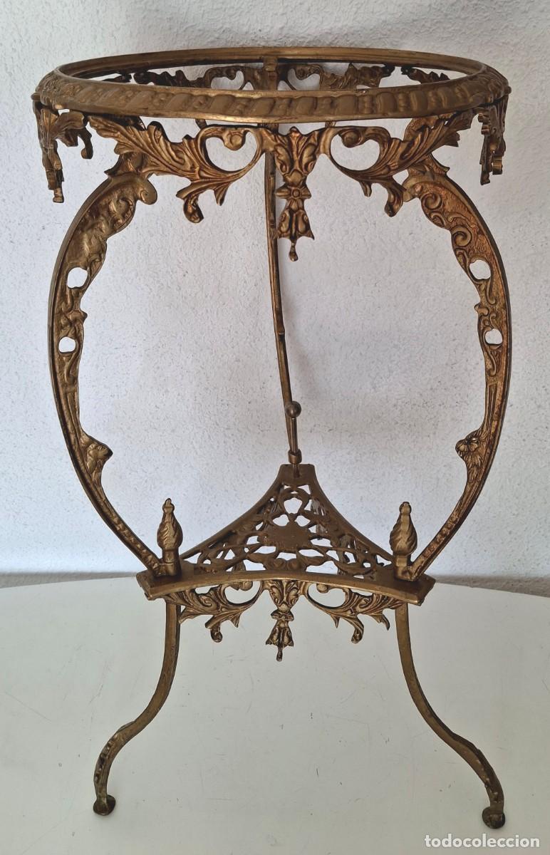 Antiquit&auml;ten: Pedestal mesa estilo franc&eacute;s cl&aacute;sico metal lat&oacute;n fundido pintado dorado patas curvas 66cm alto