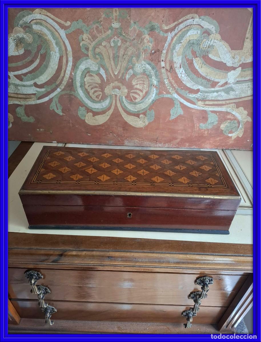 Oggetti Antichi: CAJA ANTIGUA DE MADERA CON MARQUETERIA EN LA TAPA Y CANTOS DE BRONCE