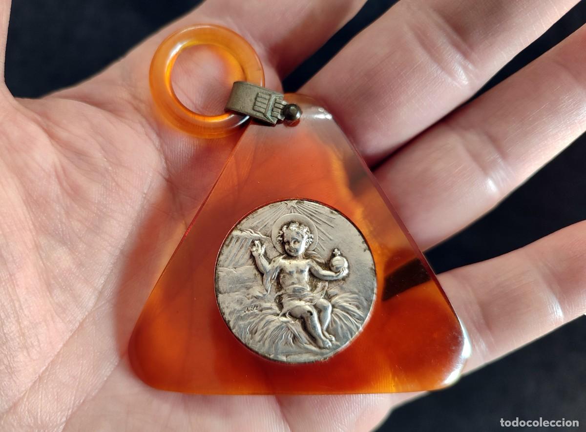 Antiguidades: ANTIGUA MEDALLA DE CUNA. NI&Ntilde;O JES&Uacute;S PLATA. 8 x 6,5 cm. FIRMADA ASb. ESCAPULARIO