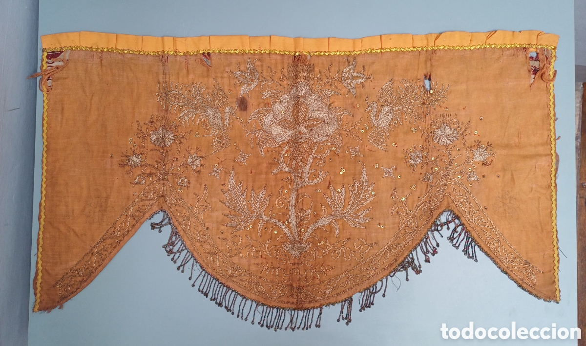 Antig&uuml;edades: Pa&ntilde;o de atril o cubreambon bordado en oro. (85 x 45 cm)