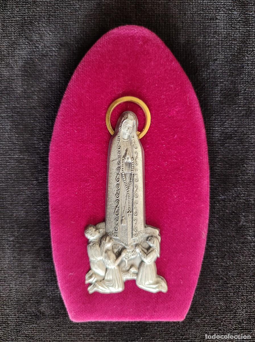 Antig&uuml;edades: VIRGEN DE F&Aacute;TIMA. ANTIGUA PLACA MET&Aacute;LICA EN RELIEVE SOBRE FONDO TERCIOPELO ROJO. 12x6,5 cm.