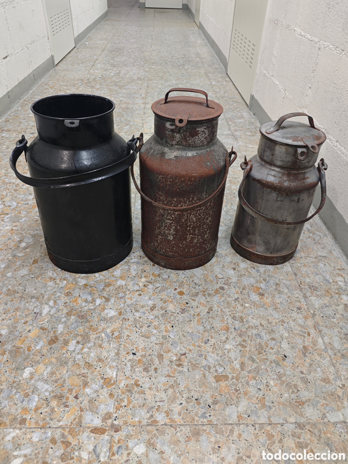 Antig&uuml;edades: 3 lecheras antiguas de hierro - Foto 2