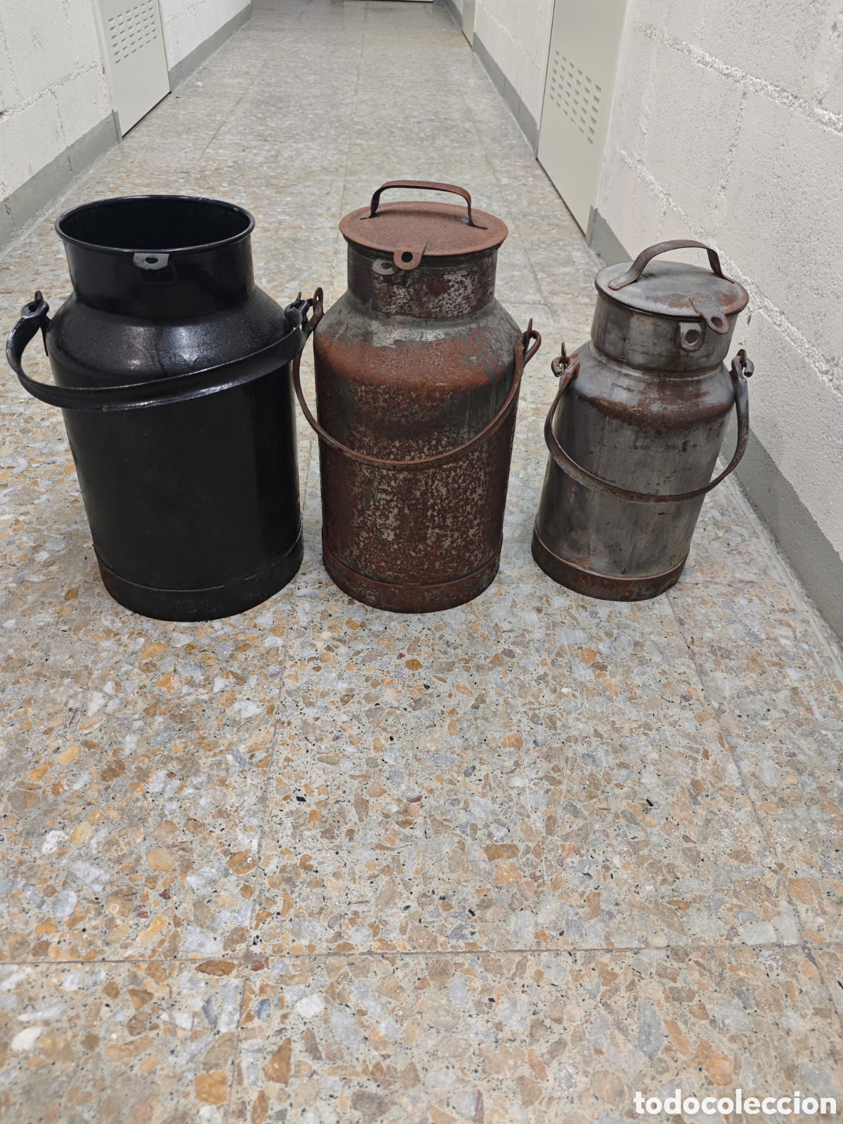 Antig&uuml;edades: 3 lecheras antiguas de hierro - Foto 1