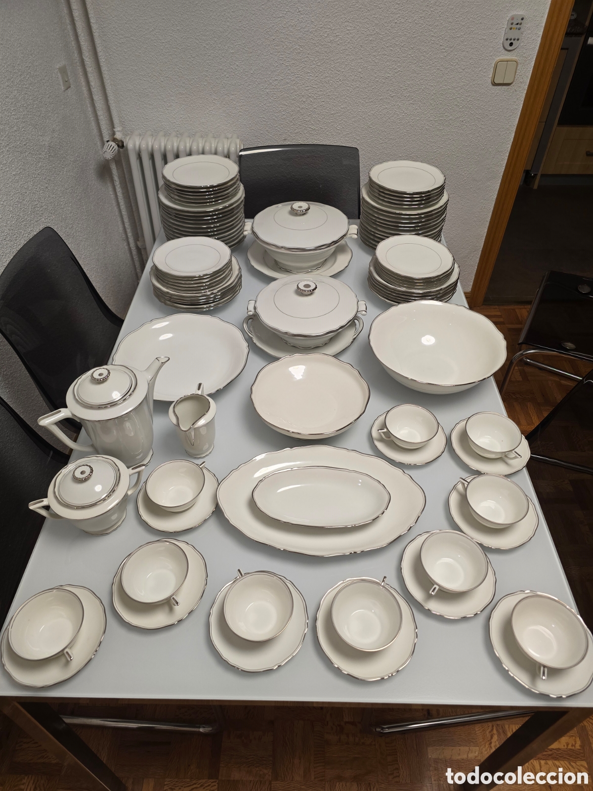 Antig&uuml;edades: Excepcional Vajilla y Juego de Caf&eacute;/T&eacute; de Porcelana Francesa de Limoges &ndash; Filo de Plata (91 Piezas)