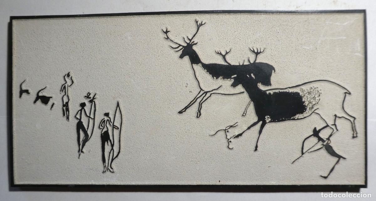 Antiques: Bonita placa rupestre escena de caza ,de cer&aacute;mica mide 25X12 cm