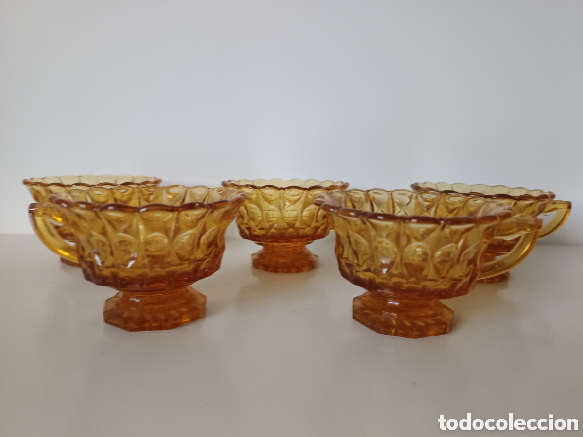 Oggetti Antichi: Antiguas cinco tazas Art Dec&oacute; de cristal prensado en color ambar de Santa Lucia Cartagena