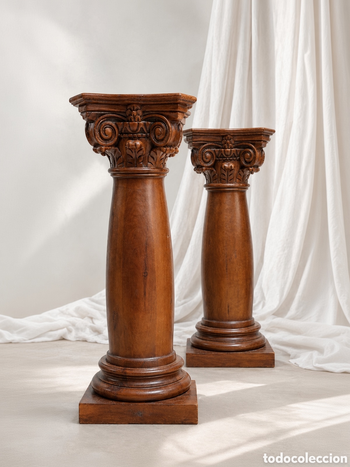 Oggetti Antichi: Pareja de Columnas / Pedestales Monumentales en Madera Tallada &ndash; Estilo Cl&aacute;sico (J&oacute;nico-Compuesto)