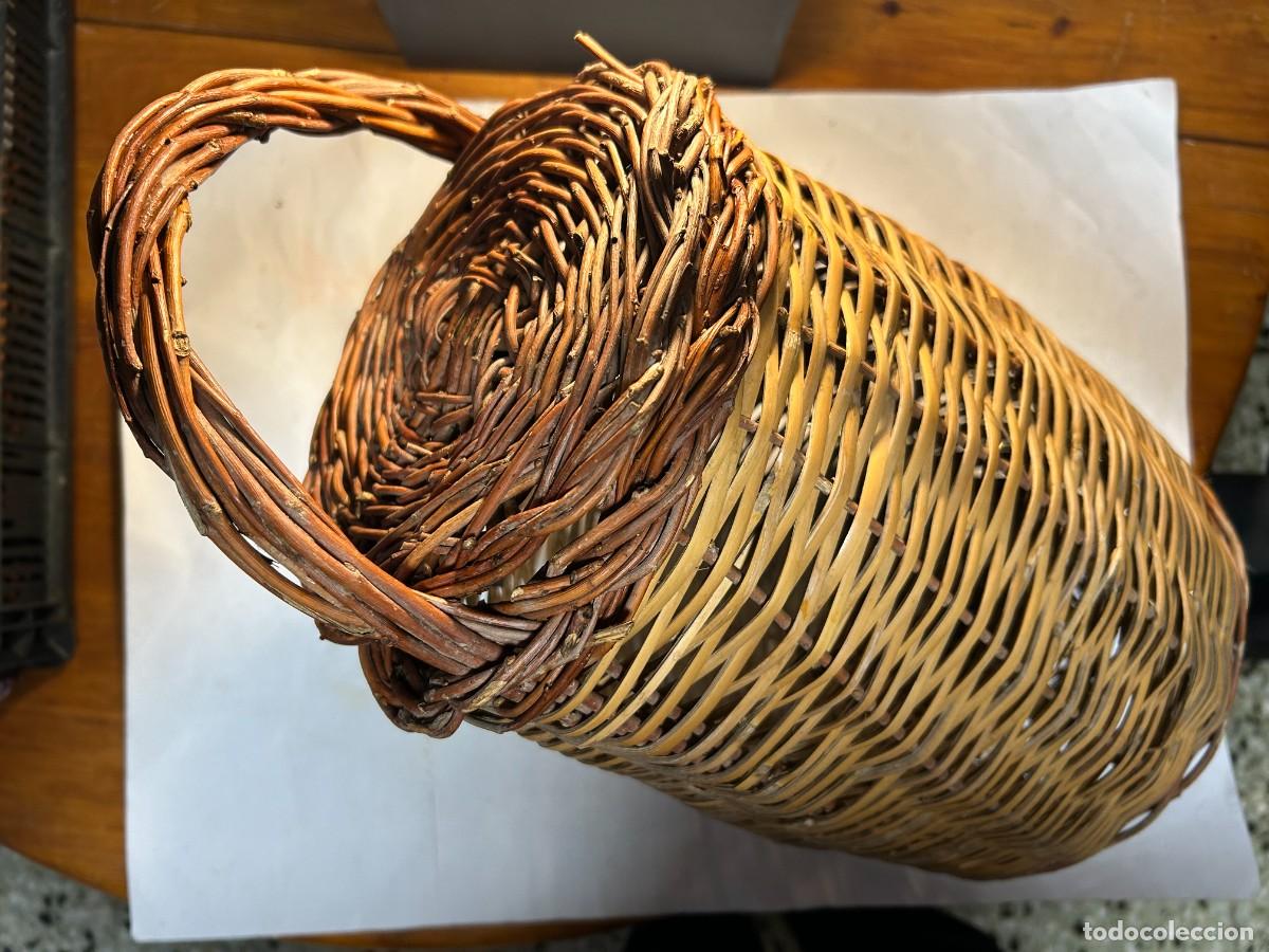 Antig&uuml;edades: Cesta de mimbre con tapa antigua para recojida de huevos 33 ctms de alto