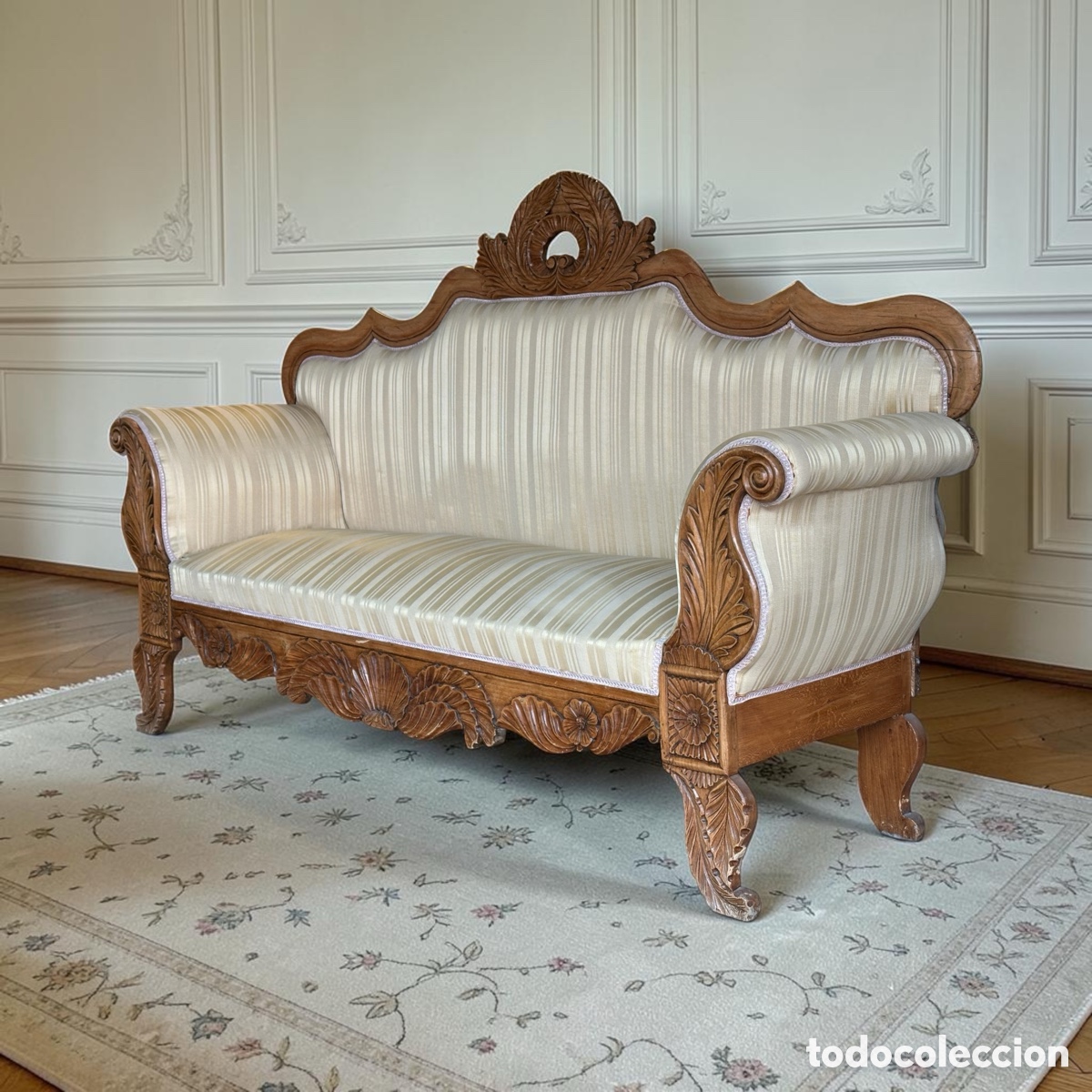 Antig&uuml;edades: Antiguo sof&aacute; isabelino, mediados s.XIX. Madera de nogal tallada tapizado en seda.Butaca banco sill&oacute;n