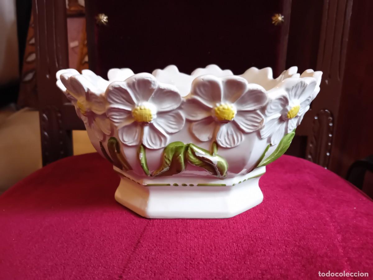 Antiques: Centro decorado con margaritas en relieve cer&aacute;mica portuguesa d&eacute;cada de los 50/60