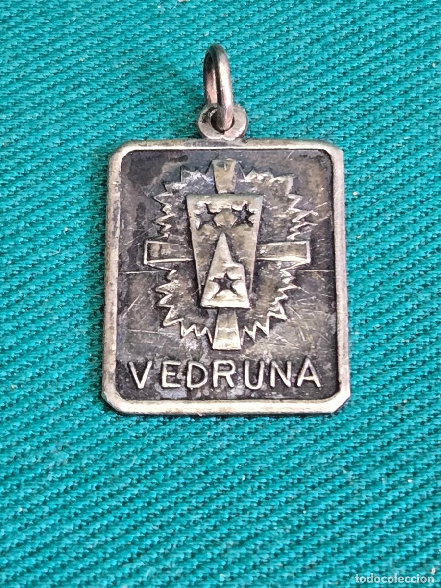 Antiquit&eacute;s: CURIOSA MEDALLA RELIGIOSA, VEDRUNA , HERMANAS CARMELITAS DE LA CARIDAD , PLATA