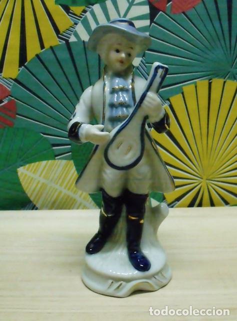 Oggetti Antichi: Figura Porcelana M&uacute;sico La&uacute;d Mandolina Traje &Eacute;poca - Detalles en Oro
