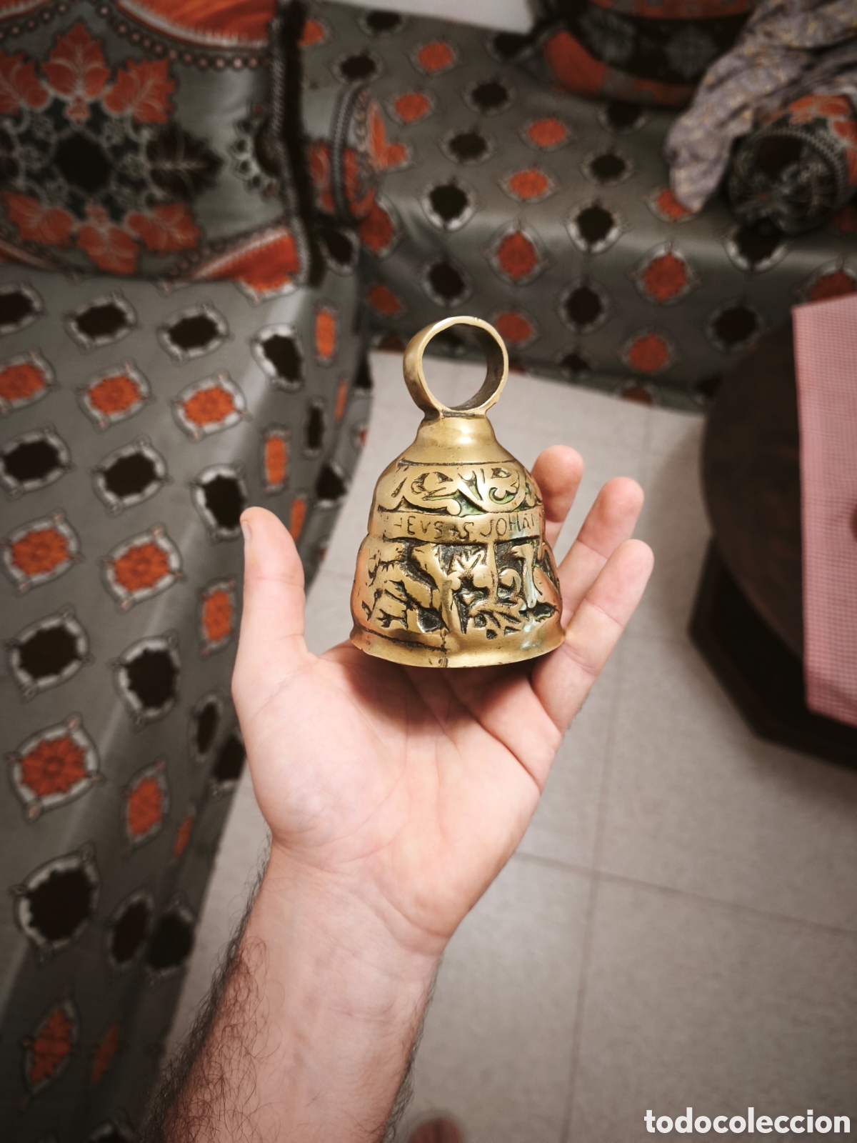 Antiquit&auml;ten: Antigua Campana de Bronce con Grabados de Santos (S. Marcus / S. Johannes)